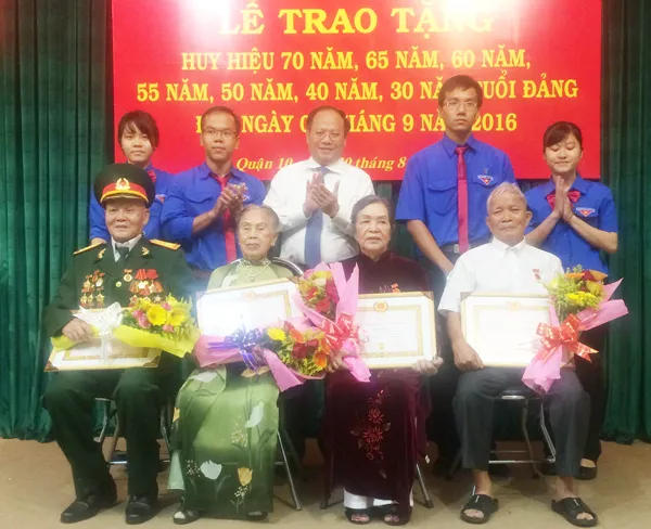 Trao Huy hiệu Đảng cho 120 đảng viên cao tuổi Đảng tại Quận 10