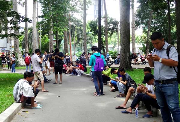 Young people play Pokemon Go at Tao Dan Park, HCMC (Photo: SGGP) Young people play Pokemon Go at Tao Dan Park, HCMC (Photo: SGGP)