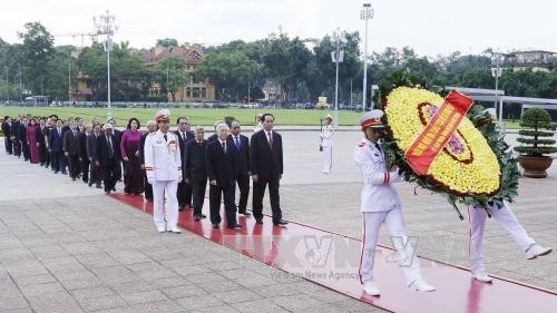 Country’s top leaders pay tribute to President Hồ Chí Minh. (Photo: VNA/VNS) Country’s top leaders pay tribute to President Hồ Chí Minh. (Photo: VNA/VNS)