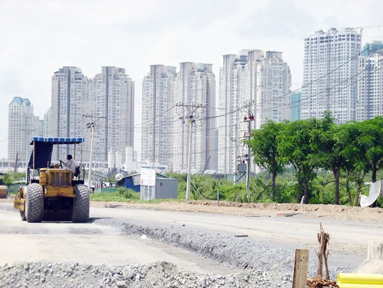 An under construction road in Thu Thiem new urban area (Photo: SGGP) An under construction road in Thu Thiem new urban area (Photo: SGGP)