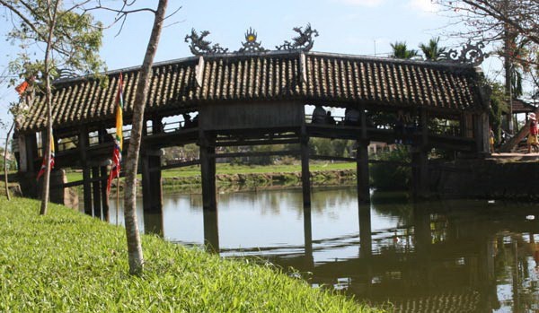 Thanh Toan roof tiled bridge Thanh Toan roof tiled bridge