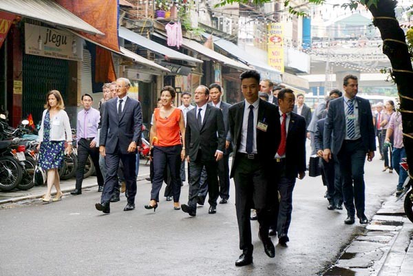 French President Francois Hollande walks along street in Hanoi's Old Quarter on Sep. 6th, 2016. (Photo : SGGP) French President Francois Hollande walks along street in Hanoi's Old Quarter on Sep. 6th, 2016. (Photo : SGGP)