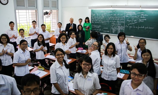 Minister of State for Development and Francophonie André Vallini talks with students of the school. Minister of State for Development and Francophonie André Vallini talks with students of the school.