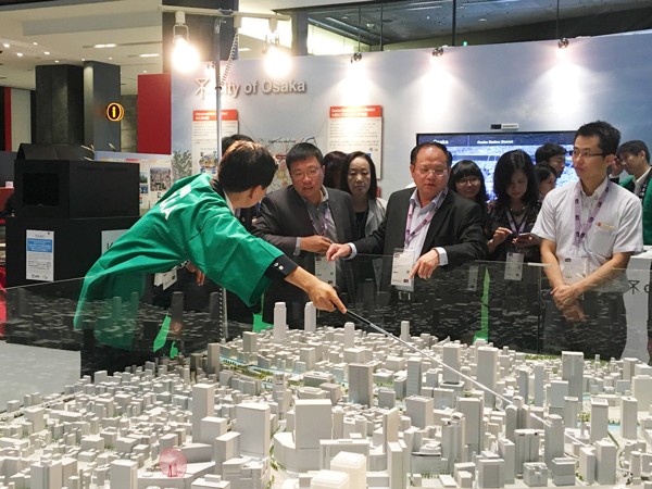 Standing Deputy Secretary of the Ho Chi Minh City Party Committee Tat Thanh Cang visits exhibition pavillions. Standing Deputy Secretary of the Ho Chi Minh City Party Committee Tat Thanh Cang visits exhibition pavillions.