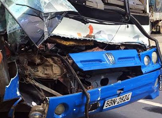 The front of the passenger bus crumple after the collision (Photo: SGGP) The front of the passenger bus crumple after the collision (Photo: SGGP)