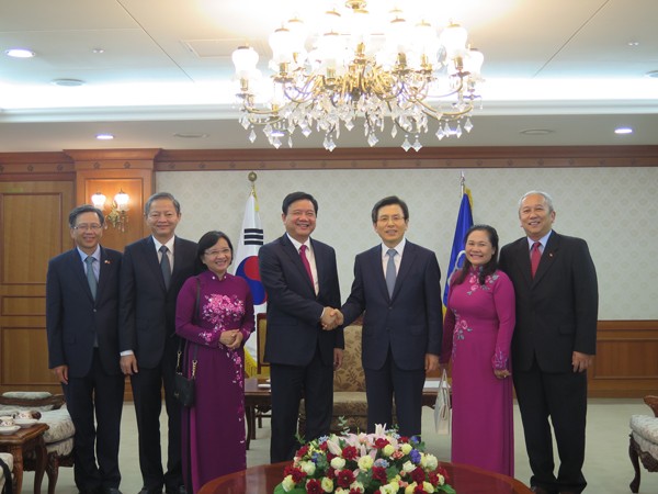 Korean Prime Minister Hwang Kyo-Ahn (R) shakes hands with HCMC Party Chief Dinh La Thang at a meeting during the city's week long visit to the country on September 8 (Photo: SGGP) Korean Prime Minister Hwang Kyo-Ahn (R) shakes hands with HCMC Party Chief Dinh La Thang at a meeting during the city's week long visit to the country on September 8 (Photo: SGGP)