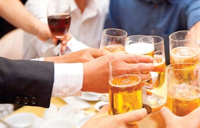 Many Vietnamese people drink alcohol resulting in increase in people with non-communicative diseases (Illustrate photo) Many Vietnamese people drink alcohol resulting in increase in people with non-communicative diseases (Illustrate photo)