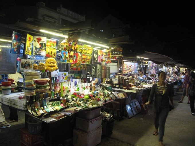 Exploring after sunset: A night market on Nguyễn Phúc Chu street beside the Hoài River. — VNS Photo Công Thành