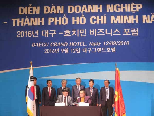 Leaders witness a signing ceremony of cooperation between the two localities’ enterprise. Leaders witness a signing ceremony of cooperation between the two localities’ enterprise.