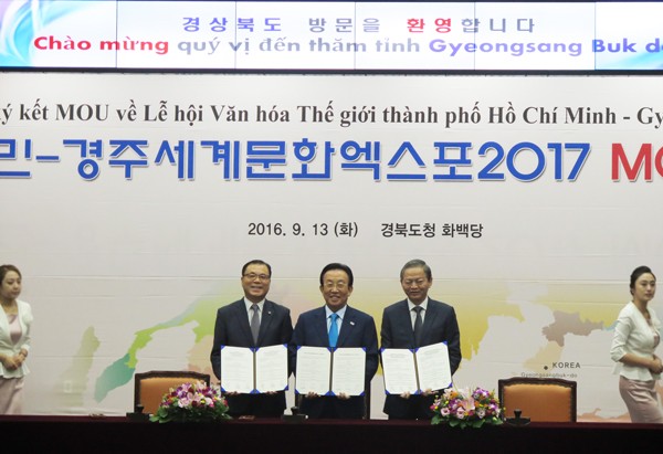 Leaders of HCMC and Gyeongsangbuk-do province sign the co-organization MoU of the World Cultural Festival 2017 on September 13 (Photo: SGGP) Leaders of HCMC and Gyeongsangbuk-do province sign the co-organization MoU of the World Cultural Festival 2017 on September 13 (Photo: SGGP)
