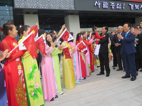 Vietnamese brides in South Korea receive HCMC Party leader Dinh La Thang in Gyeongsangbuk-do province during his visit to the country on September 13 (Photo: SGGP) Vietnamese brides in South Korea receive HCMC Party leader Dinh La Thang in Gyeongsangbuk-do province during his visit to the country on September 13 (Photo: SGGP)
