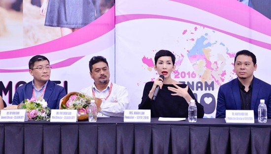 Supermodel Xuan Lan (the third from left) as the founder of Vietnam Junior Fashion Week at a press conference of Vietnam Junior Fashion Week 2016 on September 13. (Photo: CA3) Supermodel Xuan Lan (the third from left) as the founder of Vietnam Junior Fashion Week at a press conference of Vietnam Junior Fashion Week 2016 on September 13. (Photo: CA3)