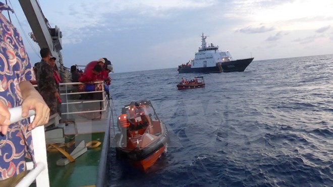 Vietnamese canoes pick up the fishermen from Indonesia ship (Source: VNA) Vietnamese canoes pick up the fishermen from Indonesia ship (Source: VNA)