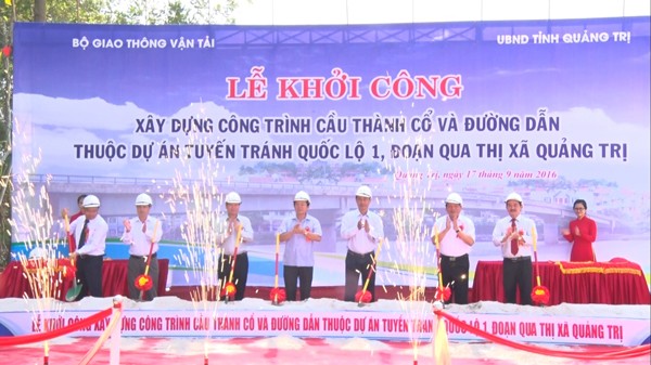 Representives from the Ministry and local adminsitration breaks the ground for the bridge construction (Photo: SGGP) Representives from the Ministry and local adminsitration breaks the ground for the bridge construction (Photo: SGGP)