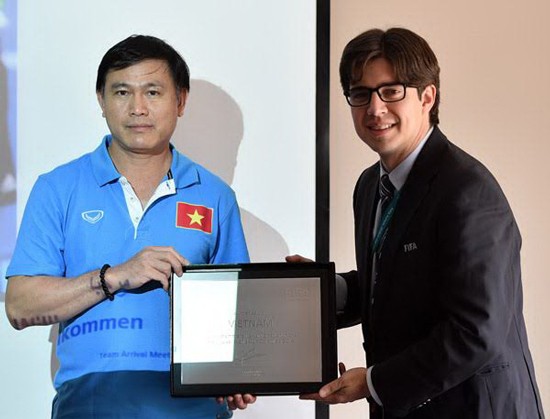 Head of the Vietnam Futsal delegation Tran Anh Tu (L) receives a certificate to play in the final round of FIFA Futsal World Cup 2016.(photo: SGGP) Head of the Vietnam Futsal delegation Tran Anh Tu (L) receives a certificate to play in the final round of FIFA Futsal World Cup 2016.(photo: SGGP)