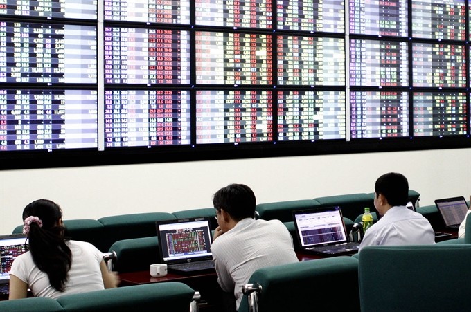 Investors keep track of stock movements at a trading platform of Maybank KimEng Securities Co in HCM City. — VNA/VNS Photo Hoàng Hải Investors keep track of stock movements at a trading platform of Maybank KimEng Securities Co in HCM City. — VNA/VNS Photo Hoàng Hải