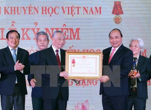 Prime Minister Nguyễn Xuân Phúc (second, right) hands over the Labour Order to VAPE Chairman Nguyễn Mạnh Cầm.— VNA/VNS Photo Thống Nhất Prime Minister Nguyễn Xuân Phúc (second, right) hands over the Labour Order to VAPE Chairman Nguyễn Mạnh Cầm.— VNA/VNS Photo Thống Nhất