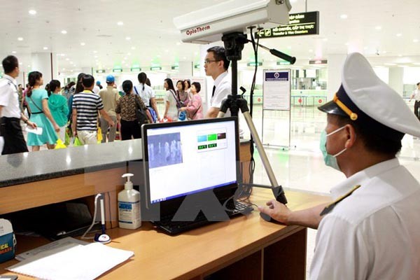 Screening passengers' body temperature at airport to monitor the disease entrance (Photo: SGGP) Screening passengers' body temperature at airport to monitor the disease entrance (Photo: SGGP)