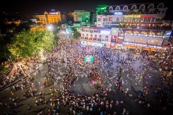 People gather at Dong Kinh Nghia Thuc Square, Hoan Kiem lake in the newly-opened pedestrian zone (Photo: VNA) People gather at Dong Kinh Nghia Thuc Square, Hoan Kiem lake in the newly-opened pedestrian zone (Photo: VNA)