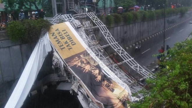 A pedestrian bridge near Pasar Minggu station in South Jakarta collapses during heavy rains on Sept. 24. The accident killed three people (Photo: thejakartapost.com) A pedestrian bridge near Pasar Minggu station in South Jakarta collapses during heavy rains on Sept. 24. The accident killed three people (Photo: thejakartapost.com)