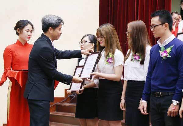 Head master of the school gives scholarships to good students (Photo: SGGP) Head master of the school gives scholarships to good students (Photo: SGGP)