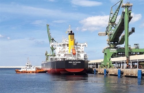 A ship at Son Duong Deep Water Port in central Ha Tinh Province. Regional logistics firms were urged to collaborate to take advantage of more trade.(Photo:VNA) A ship at Son Duong Deep Water Port in central Ha Tinh Province. Regional logistics firms were urged to collaborate to take advantage of more trade.(Photo:VNA)