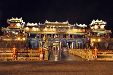 Ngo Mon (Noon) Gate, the main entrance to the Imperial City, at night (Photo: Huefestival.com) Ngo Mon (Noon) Gate, the main entrance to the Imperial City, at night (Photo: Huefestival.com)