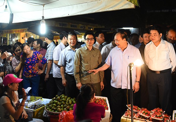 PM Nguyen Xuan Phuc ( R, 2 nd ) and Deputy PM Vu Duc Dam (R , 3rd ) tour the Long Bien wholesale market for food safety (Photo: SGGP) PM Nguyen Xuan Phuc ( R, 2 nd ) and Deputy PM Vu Duc Dam (R , 3rd ) tour the Long Bien wholesale market for food safety (Photo: SGGP)