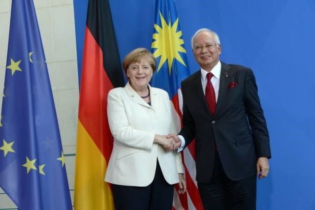Merkel and Najib shaking hands after a joint press conference in Berlin on September 26. (Photo: thestar.com.my) Merkel and Najib shaking hands after a joint press conference in Berlin on September 26. (Photo: thestar.com.my)