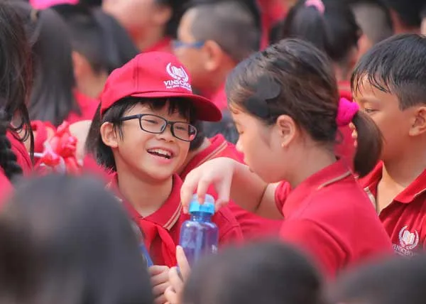 "Chú lính chì" Thiện Nhân trong ngày khai giảng tại ngôi trường mới