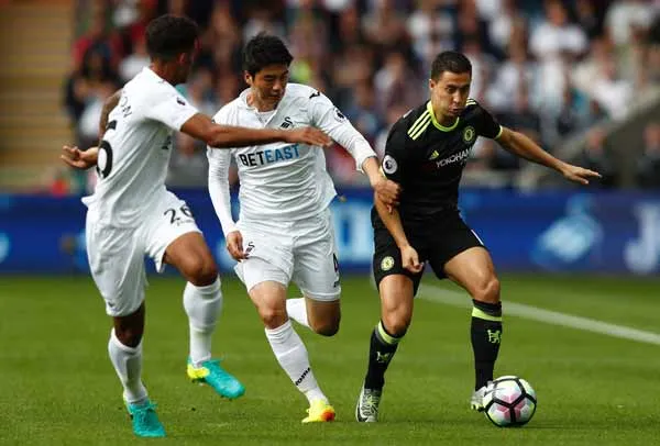 Hazard “chê trách” hàng thủ ảnh 1 Hazard “chê trách” hàng thủ ảnh 1
