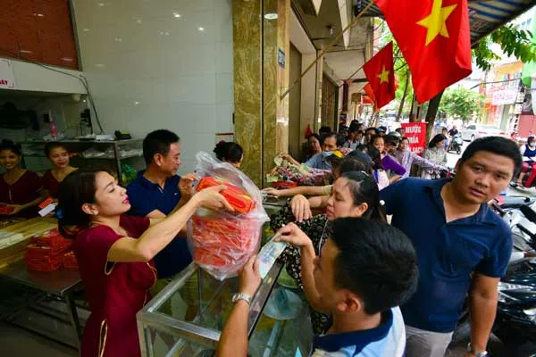 Hà Nội: Xếp hàng cả trăm mét mua bánh Trung Thu ảnh 2 Hà Nội: Xếp hàng cả trăm mét mua bánh Trung Thu ảnh 2