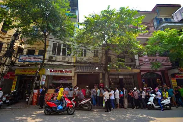 Hà Nội: Xếp hàng cả trăm mét mua bánh Trung Thu ảnh 4 Hà Nội: Xếp hàng cả trăm mét mua bánh Trung Thu ảnh 4