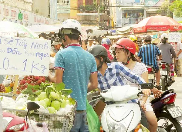Hàng rong tràn lan đường phố