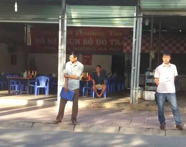 Cán bộ thuế ngăn cản khách vào quán vì chủ quán chưa nộp thuế