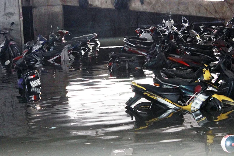 Mưa lớn, nhiều tuyến đường TPHCM ngập nặng