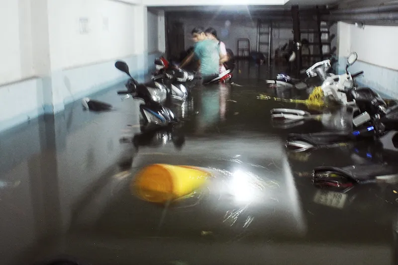 Mưa lớn, nhiều tuyến đường TPHCM ngập nặng ảnh 2 Mưa lớn, nhiều tuyến đường TPHCM ngập nặng ảnh 2
