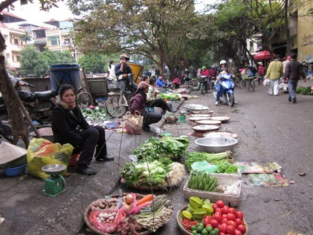 All over Hà Nội’s inner districts, one can see pavement turned into private business sites or parking spaces, especially in crowded areas like the Old Quarter, central streets, resettlement apartments, and schools. – Photo baomoi.com All over Hà Nội’s inner districts, one can see pavement turned into private business sites or parking spaces, especially in crowded areas like the Old Quarter, central streets, resettlement apartments, and schools. – Photo baomoi.com