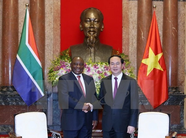 President Tran Dai Quang (R) and South African Vice President Cyril Ramaphosa (Source: VNA) President Tran Dai Quang (R) and South African Vice President Cyril Ramaphosa (Source: VNA)