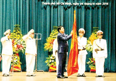 Secretary of the Ho Chi Minh City Party Committee Dinh La Thang offers First-class Fatherland Protection Order to the HCM City's Firefighting and Prevention Police Department. (Photo: Sggp) Secretary of the Ho Chi Minh City Party Committee Dinh La Thang offers First-class Fatherland Protection Order to the HCM City's Firefighting and Prevention Police Department. (Photo: Sggp)