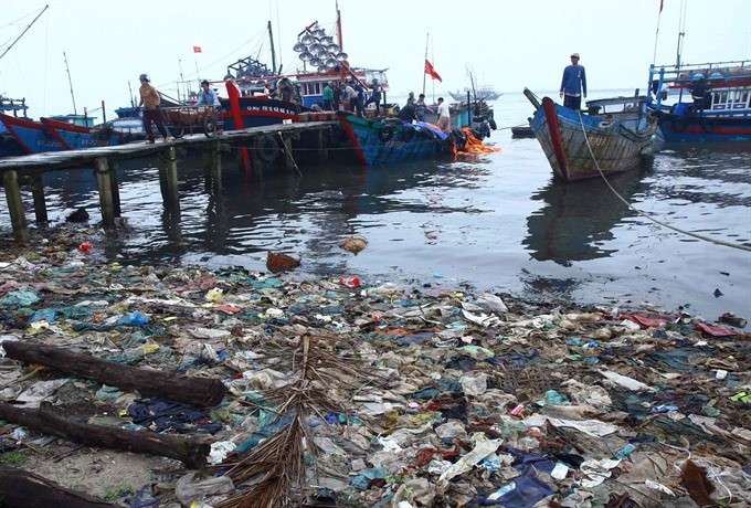 Pollution at a fishing port in Gio Việt Commune, Gio Linh District in central Quảng Trị Province. Human production activities, including natural resource overexploitation, unsustainable aquaculture and industrial production, along with the effects of climate change have been damaging maritime ecosystems in Việt Nam. — VNA/VNS Photo Hồ Cầu Pollution at a fishing port in Gio Việt Commune, Gio Linh District in central Quảng Trị Province. Human production activities, including natural resource overexploitation, unsustainable aquaculture and industrial production, along with the effects of climate change have been damaging maritime ecosystems in Việt Nam. — VNA/VNS Photo Hồ Cầu