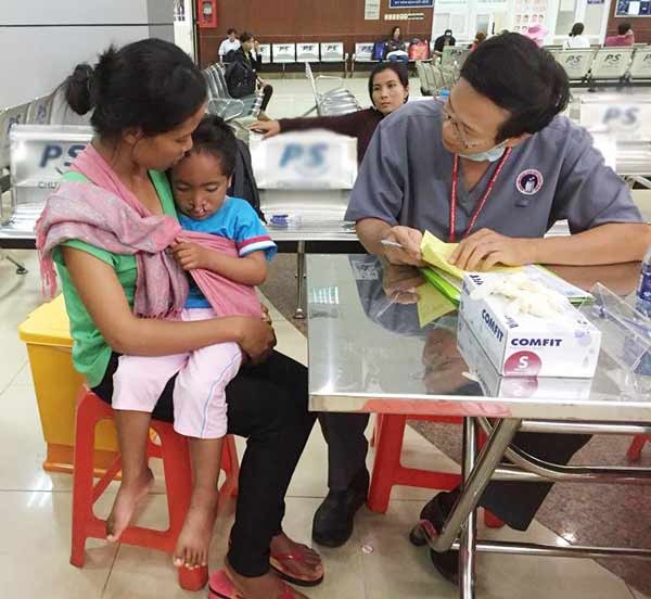 A medical doctors examines a kid with maxillo-facial malformation before surgeries ( Photo: SGGP) A medical doctors examines a kid with maxillo-facial malformation before surgeries ( Photo: SGGP)