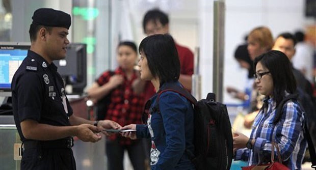 Malaysian police is checking legal documents of immigrants (Source: VNA) Malaysian police is checking legal documents of immigrants (Source: VNA)