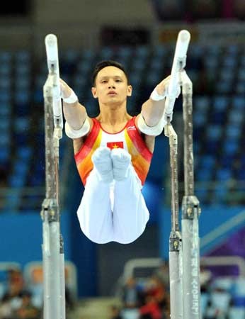 Dinh Phuong Thanh competes parallel bars. Dinh Phuong Thanh competes parallel bars.