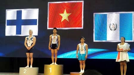 Nguyen Tuan Dat (C) wins gold medal. Nguyen Tuan Dat (C) wins gold medal.