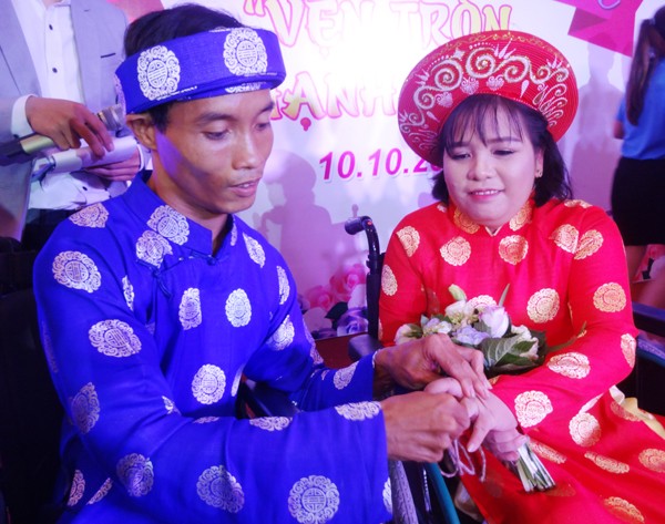 Couple Nguyen Van Bien-Nguyen Kim Cuc at the ceremony (photo: SGGP) Couple Nguyen Van Bien-Nguyen Kim Cuc at the ceremony (photo: SGGP)