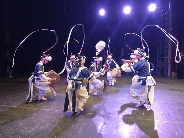 The percussion band Pangut Jin Myung The percussion band Pangut Jin Myung