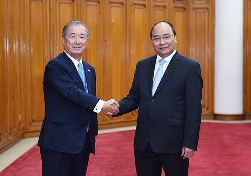Prime Minister Nguyễn Xuân Phúc (R) receives Yoichi Kobayashi, Chairman of JCCI’s Japan-Mekong Economic Cooperation Committee in Hà Nội yesterday. (Photo: VGP) Prime Minister Nguyễn Xuân Phúc (R) receives Yoichi Kobayashi, Chairman of JCCI’s Japan-Mekong Economic Cooperation Committee in Hà Nội yesterday. (Photo: VGP)