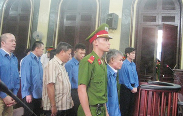 Vu Quoc Hao (next to the police man) at the first instance court on September 18, 2014 (Photo: SGGP) Vu Quoc Hao (next to the police man) at the first instance court on September 18, 2014 (Photo: SGGP)