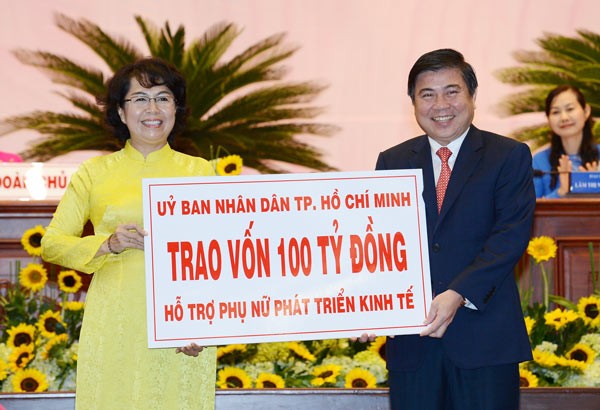 Chairman of the municipal People’s Committtee Nguyen Thanh Phong hands over VND100 billion (US$4.3 million) to the VWU. (Photo: Sggp) Chairman of the municipal People’s Committtee Nguyen Thanh Phong hands over VND100 billion (US$4.3 million) to the VWU. (Photo: Sggp)